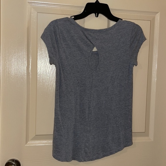 Woman’s GAP Grey Tee With A Keyhole Back - Picture 2 of 2